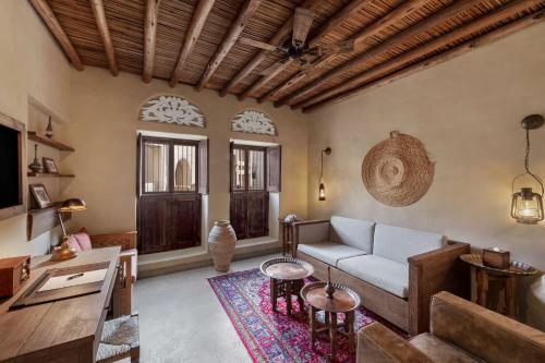 uma sala de estar com um sofá e uma mesa em Al Seef Heritage Hotel Dubai, Curio Collection by Hilton em Dubai