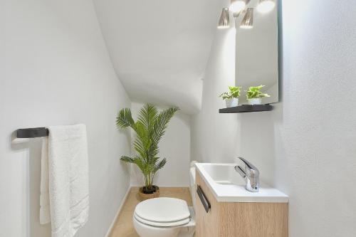 Et badeværelse på Duplex For 6 Guest with 3 Pools, Jacuzzi, BBQ, Parking, 200m from Beach Mijas Costa & Fuengirola