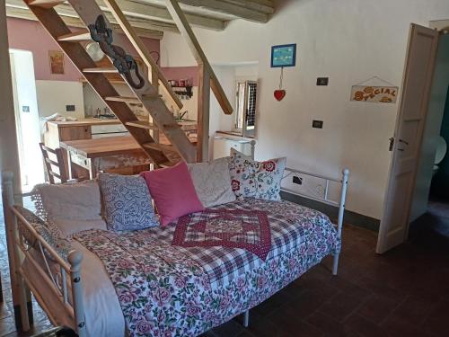 ein Wohnzimmer mit einem Sofa und einer Treppe in der Unterkunft Agriturismo Cà del Lupo in Pontremoli