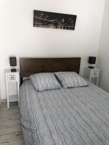 sypialnia z dużym łóżkiem i dwoma szafkami nocnymi w obiekcie Studio de la plage w mieście Carry-le-Rouet