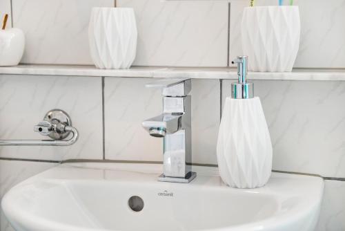 a bathroom sink with a toothbrush on top of it at Spawo mit Sauna und Whirpool in Pfullendorf