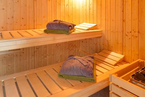 a sauna with two shelves and two towels at Spawo mit Sauna und Whirpool in Pfullendorf