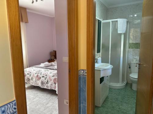 ein Bad mit einem Waschbecken, einem WC und einem Bett in der Unterkunft Casa ceferino in Barreiros