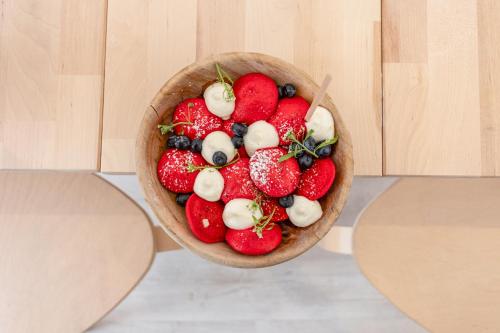 un tazón de fresas y arándanos sobre una mesa en Hygge Chiado, en Lisboa