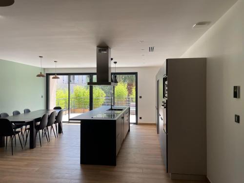 une cuisine et une salle à manger avec une table et des chaises dans l'établissement Le Corail, à Mèze