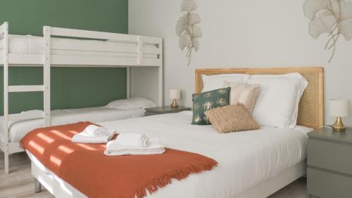 1 dormitorio con 2 literas y 1 cama con toallas en Nouveau - Le Cosy6 - Centre Ville, en Phalsbourg