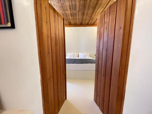 a door leading into a bedroom with a bed at uma casa em entradas guesthouse in Entradas