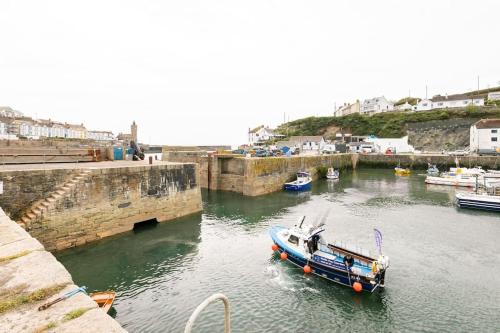 un barco está atracado en un puerto con otros barcos en Kota Restaurant & Rooms, en Porthleven