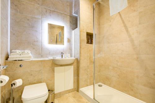uma casa de banho com um WC, um lavatório e um chuveiro em Hybrid Resi - New Malden near Richmond - Wimbledon em Malden