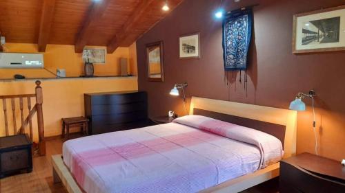 una camera con un grande letto di Villa Valden a Nunziata