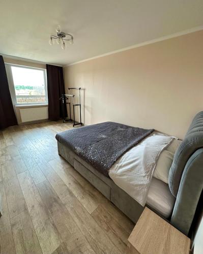 מיטה או מיטות בחדר ב-Cozy apartment in Kraslava
