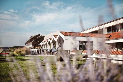 un edificio con sedie e tavoli di fronte ad esso di Langhoff & Juul Boutique Hotel og Restaurant a Ebeltoft