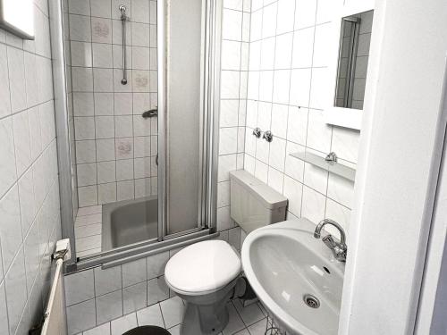 Baño blanco con aseo y lavamanos en # VAZ Apartments WU12 Küche, TV, WLAN, Parkplatz, Autobahnähe, en Schwelm