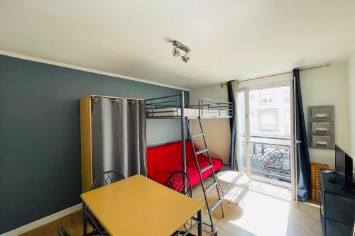 Cette chambre dispose de lits superposés, d'une table et d'un bureau. dans l'établissement Lovely studio near the old port and train station, à La Rochelle