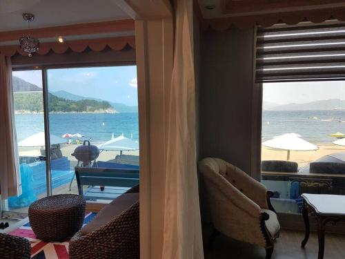 een kamer met uitzicht op de oceaan vanuit een resort bij Private Mosageum in Yeosu