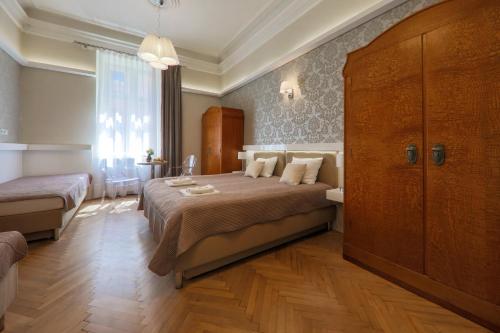 sypialnia z dużym łóżkiem i dużym oknem w obiekcie Apartamenty Podwale w Krakowie