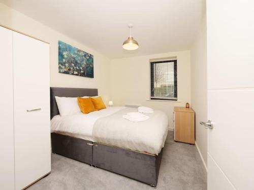 Lova arba lovos apgyvendinimo įstaigoje Modern&Spacious 2 Bedroom Apartment With Parking!