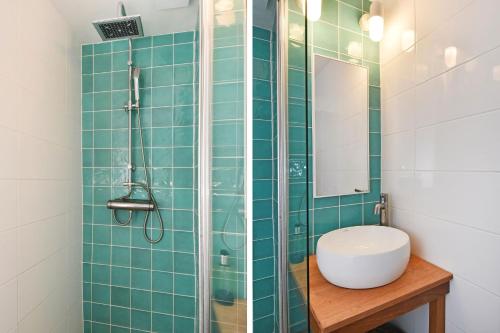 y baño con ducha acristalada y lavamanos. en IVY - Classical & modern apartment in lovely neighbourhood near beach en La Haya