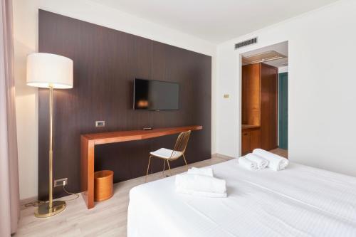 Postel nebo postele na pokoji v ubytování Hotel Cyrano