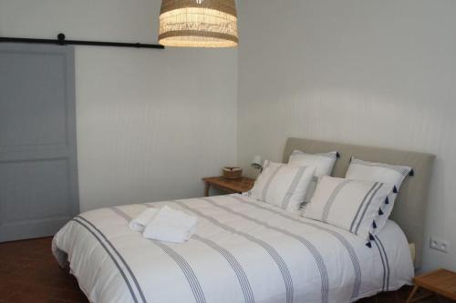 Giường trong phòng chung tại Les Marronniers @ Cinq La Voûte