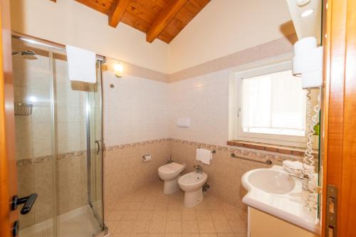 Ένα μπάνιο στο Bertoletta Village Apartments
