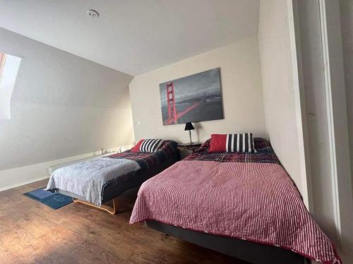 1 dormitorio con 2 camas y un cuadro en la pared en Skolan i Näsby lägenhet B en Lövestad