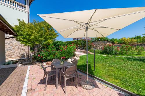 Κήπος έξω από το Bertoletta Village Apartments