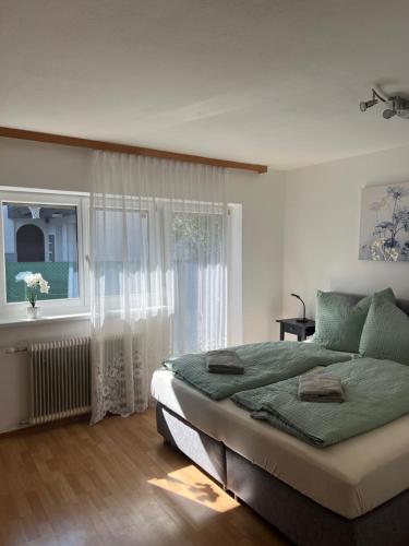 Un dormitorio con una cama grande y una ventana. en Garden View Apartment, en Innsbruck