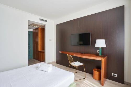 TV a/nebo společenská místnost v ubytování Hotel Cyrano