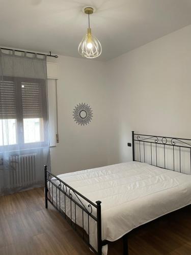 桑塔比諾的住宿－Tulip’house，一间卧室配有一张床和一个吊灯