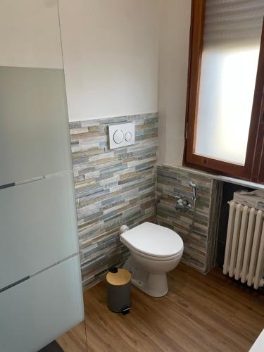 uma casa de banho com um WC e uma janela em Tulip’house em Sant'Albino