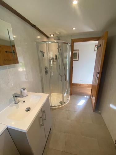 ChristowにあるKennick Barn, peace and quiet guaranteed, Dartmoorのシャワーと洗面台付きのバスルーム