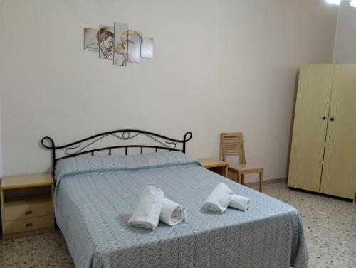um quarto com uma cama com duas toalhas em Casa Vacanza San Vito Lo Capo em San Vito lo Capo