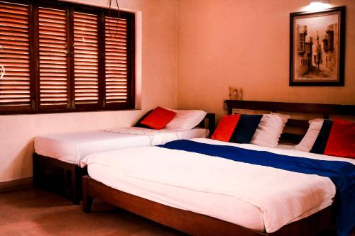 1 dormitorio con 2 camas en una habitación en Villa Inavni, en Talawatugoda