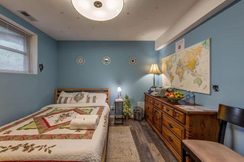 a bedroom with a large bed and blue walls at Lovely apartment near U-Chicago in Chicago