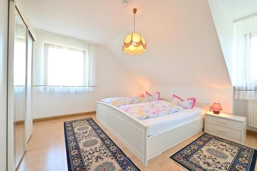 un dormitorio con una cama y una alfombra en Haus Kaulitzki, en Wasserburg