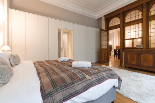 een slaapkamer met een groot bed en 2 handdoeken bij Smartflats - Residence Collector in Brussel