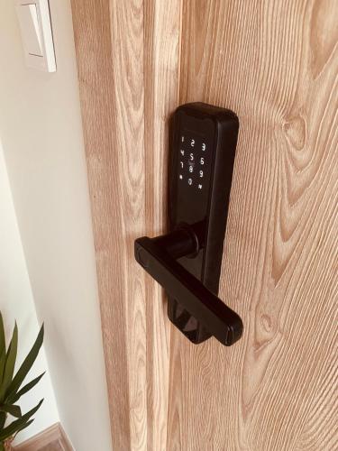 a black door handle on a wooden door at OIZPE GERNIHOST en Urdaibai in Guernica y Luno