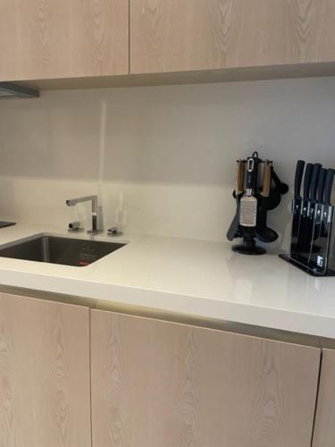 Una encimera de cocina con un fregadero y una encimera. en Reserve Now Stylish Studio4 in Palm Tower sky pool Views, en Dubái