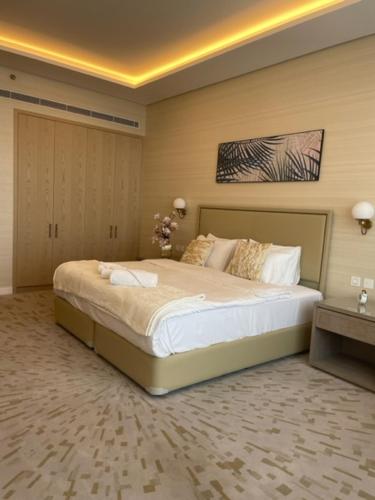 un dormitorio con una cama grande en una habitación en Reserve Now Stylish Studio4 in Palm Tower sky pool Views, en Dubái
