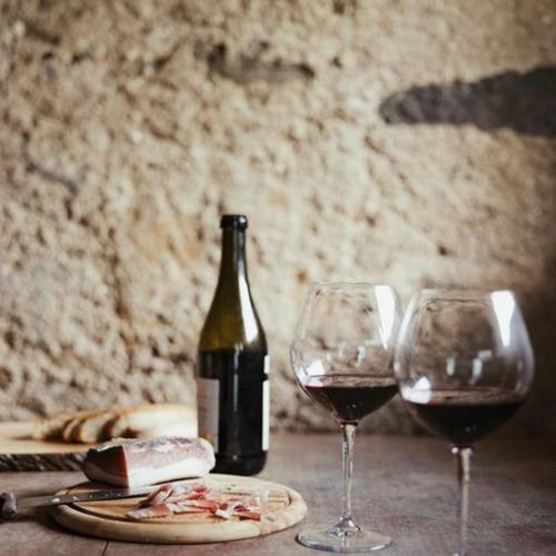 two glasses of wine and a bottle of wine at Ostí Vedl in San Martino in Badia
