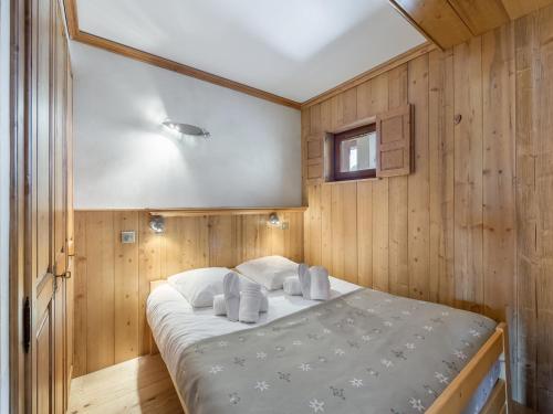 a bedroom with a bed in a wooden room at Appartement Val Thorens, 4 pièces, 6 personnes - FR-1-640-11 in Val Thorens