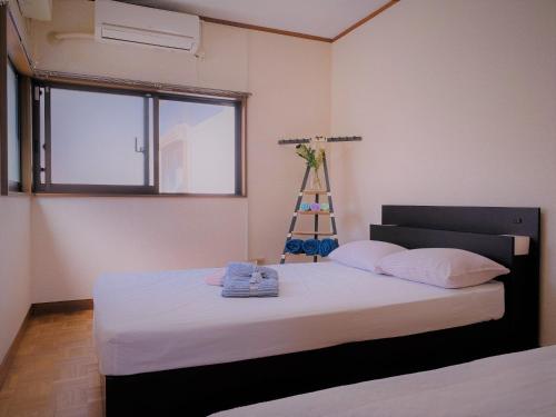 a bedroom with a bed with a ladder next to a window at Shonan no Oka no Villa - Vacation STAY 38385v in Fujisawa