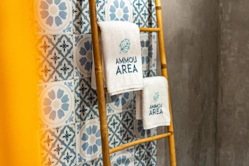 - 2 serviettes sur un porte-serviettes dans la salle de bains dans l'établissement Ammou Area, à Amoliani