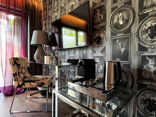 una stanza con tavolo, sedia e specchio di Margaréta Garden & SPA a Eger