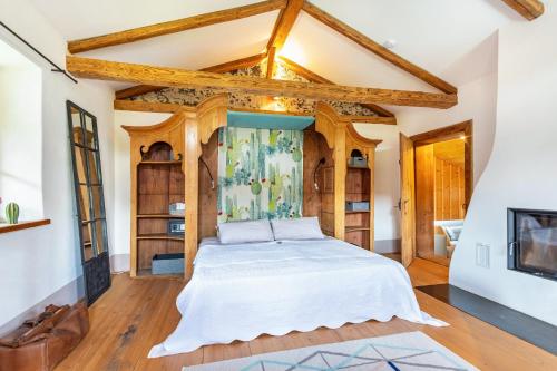 ein Schlafzimmer mit einem Bett in einem Zimmer in der Unterkunft Landhaus Gustl in Chieming