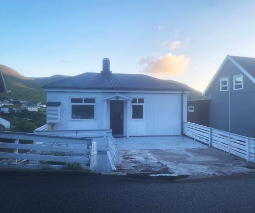 Gallery image of Cosy house near airport in Sørvágur