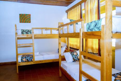 um quarto com dois beliches numa casa em INZOZI AFRICA HOUSE B&B-Kimihurura em Kigali