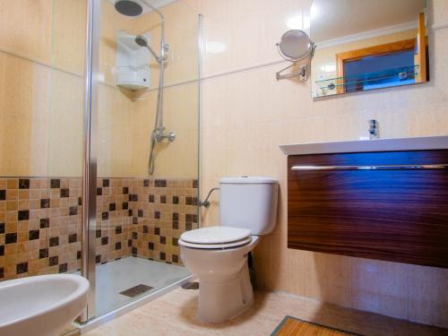 ein Bad mit einem WC, einer Dusche und einem Waschbecken in der Unterkunft Amigos I at Veramar 6 in Vera