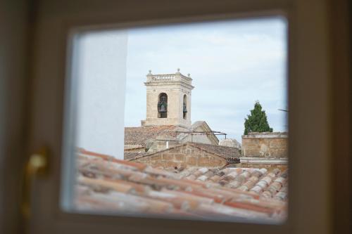 uma vista para um edifício com uma torre de relógio em Hotel Maïa em Ciutadella